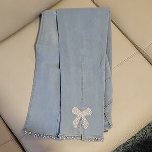Elegant Light Blue Women's Cropped Jeans with Bow Detail